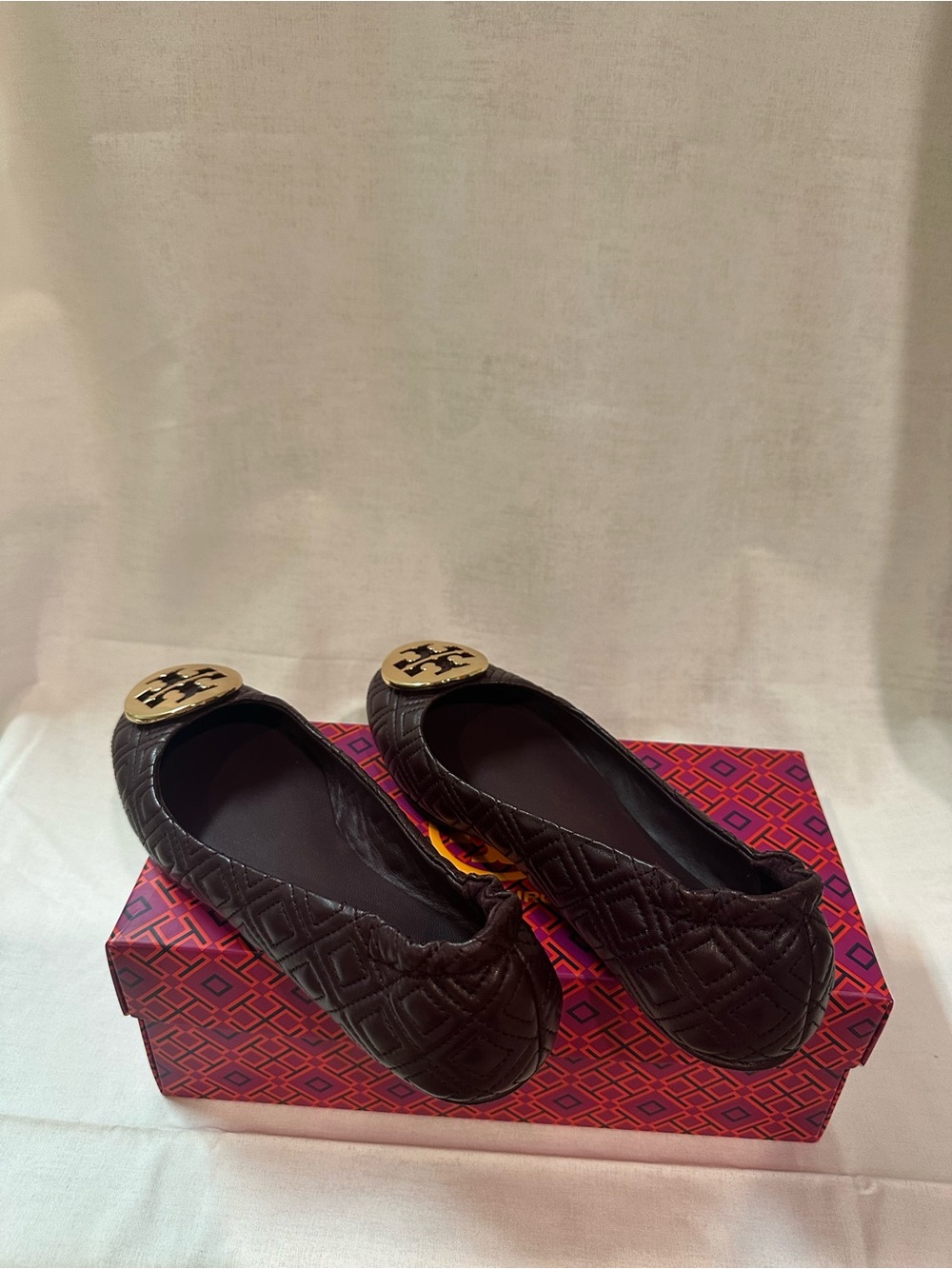 Tory Burch Quilted Minnie Metal Logo Port Size 6.5